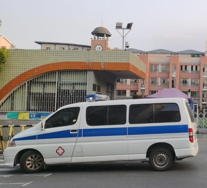 栖霞救护车出租护送骨折病人一公里多少钱